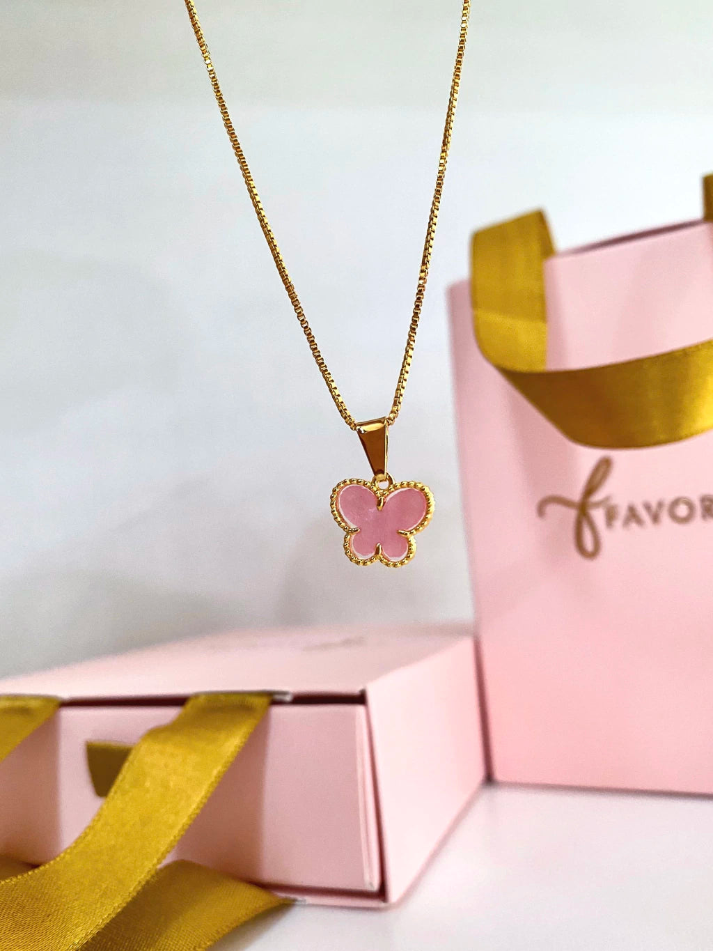 COLAR VENEZIANA MINI BORBOLETA ROSA - FOLHEADO A OURO