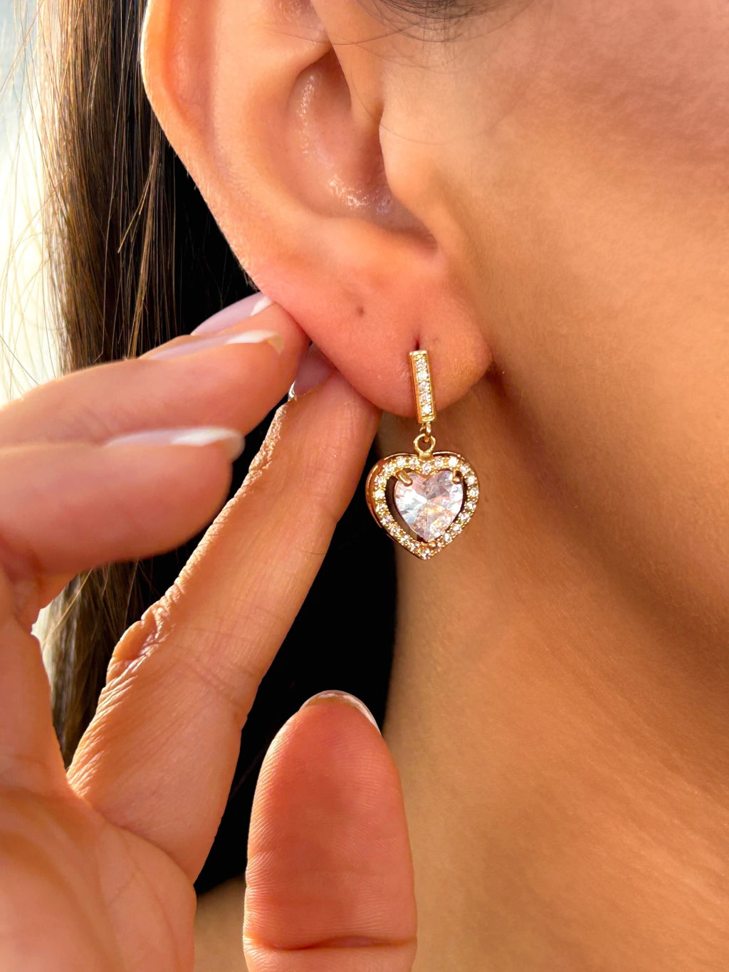 BRINCO CORAÇÃO CRISTAL - FOLHEADO A OURO