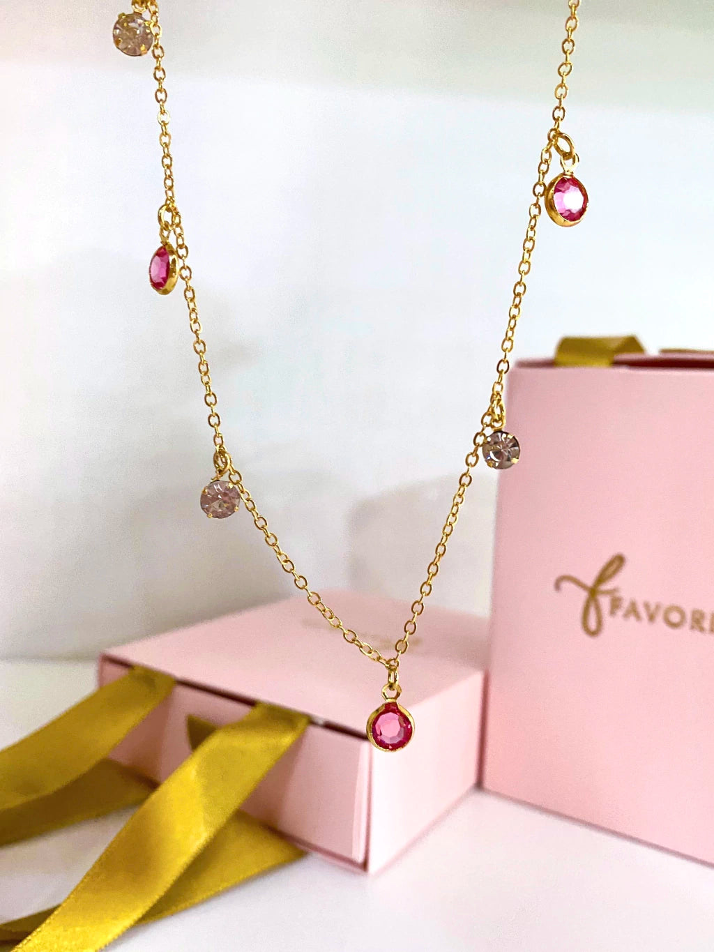 CHOKER TIFFANY VERMELHO COM MINI PONTO DE LUZ - FOLHEADO A OURO